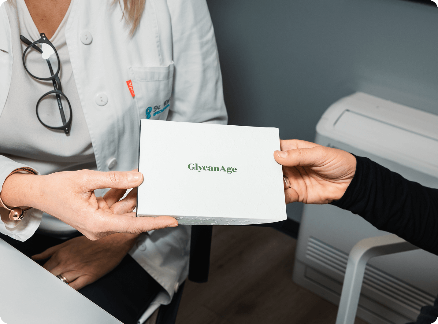 clinician handing a glycanage kit to a patient